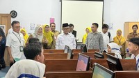 Pada hari pertama ini, siswa mengikuti ujian mata pelajaran matematika dan numerasi. Mereka diberikan waktu 75 menit untuk menyelesaikan 30 soal. Foto: Cicin Yulianti/detikcom