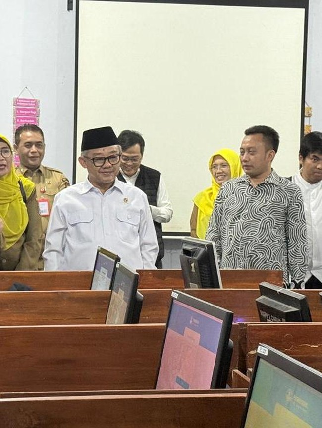 Potret Mendikdasmen Tinjau Langsung Hari Pertama TKA di SMPN 2 Curug Tangerang