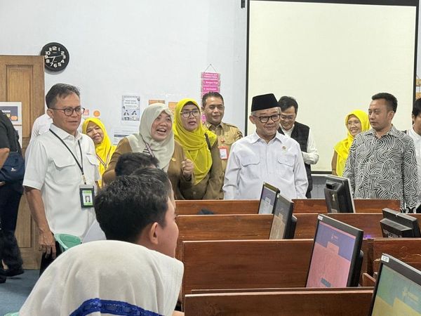 Potret Mendikdasmen Tinjau Langsung Hari Pertama TKA di SMPN 2 Curug Tangerang