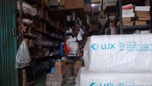 Suasana toko plastik di Pasar Karang Jasi, Jalan Palapa, Cilinaya, Cakranegara, Mataram, Senin (6/4/2026).