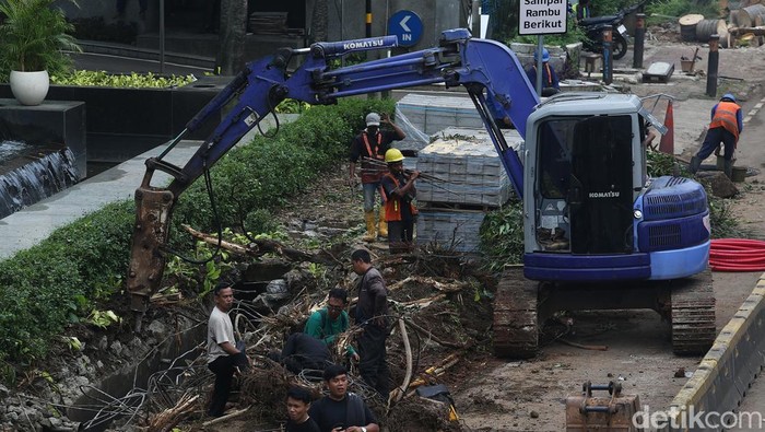 Pekerja menyelesaikan revitalisasi jalur pedestrian di Jalan Rasuna Said, Jakarta, Senin (6/4/2026).