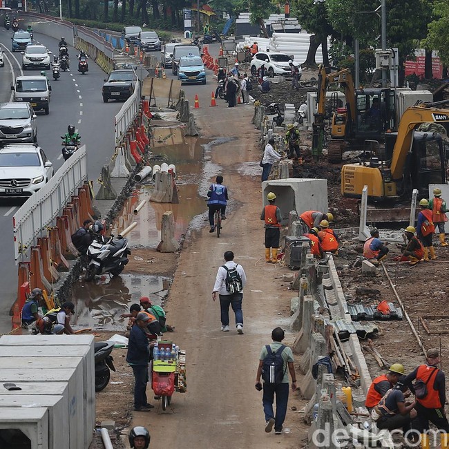 Trotoar Rasuna Said Diperluas Usai Pembongkaran Tiang Monorel