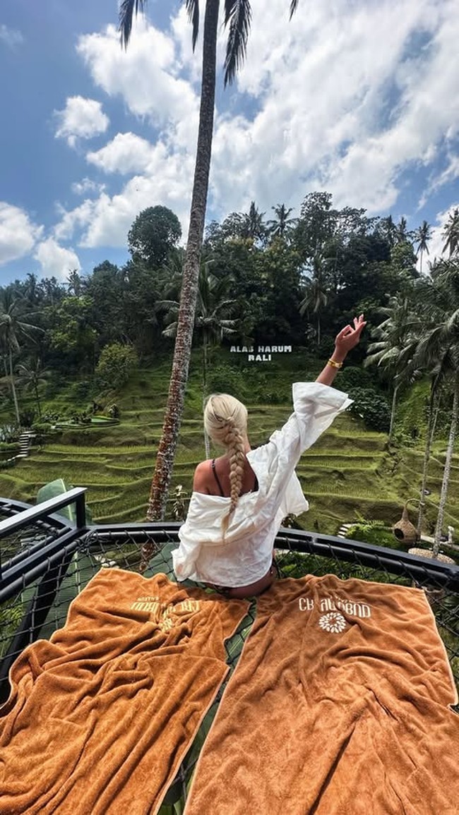 Victoria Kjær Theilvig sendiri juga dikenal sebagai pebisnis yang memulai usaha extension bulu mata sejak usia 16 tahun. Ia aktif di kegiatan sosial dan mengadvokasi isu perlindungan hewan, kesehatan mental, dan kerja voluntir.Foto: Instagram