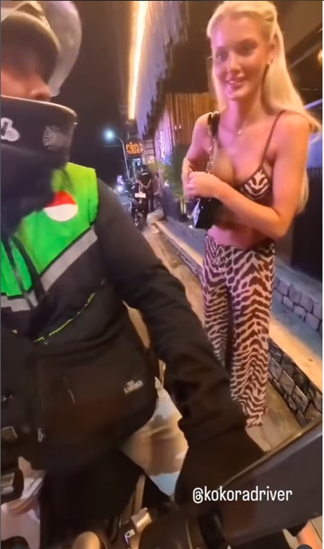 Dengan outfit tersebut, Victoria tak ragu untuk naik ojek. Seorang konten kreator pengemudi ojek online menampilkan bagaimana Victoria memakai helm naga. Foto: Instagram