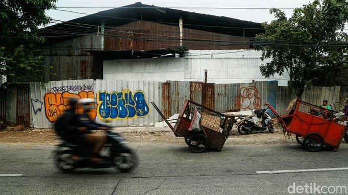Pengendara melintas di jalan Cakung Cilincing, Jakarta, Senin, (6/4/2026).