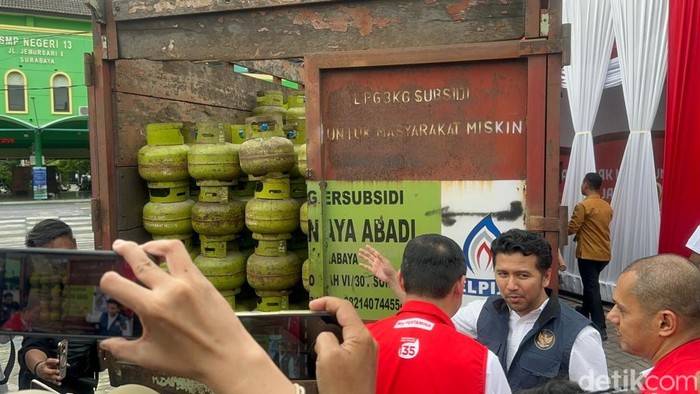 Wagub Jatim Emil Dardak saat sidang bersama General Manager Pertamina Patra Niaga Jatimbalinus di salah satu pangkalan elpiji di Surabaya.