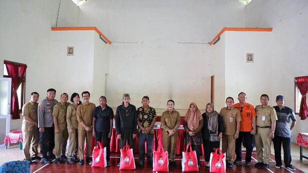 Walkot Semarang, Agustina Wilujeng, menyerahkan bantuan kepada warga terdampak angin puting beliung di Balai Kelurahan Gedawang, Kecamatan Banyumanik, Senin (6/4/2026). Walkot Semarang, Agustina Wilujeng, menyerahkan bantuan kepada warga terdampak angin puting beliung di Balai Kelurahan Gedawang, Kecamatan Banyumanik, Senin (6/4/2026).