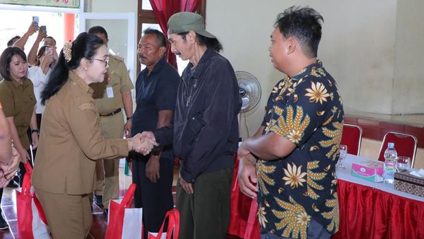 Walkot Semarang, Agustina Wilujeng, menyerahkan bantuan kepada warga terdampak angin puting beliung di Balai Kelurahan Gedawang, Kecamatan Banyumanik, Senin (6/4/2026). Walkot Semarang, Agustina Wilujeng, menyerahkan bantuan kepada warga terdampak angin puting beliung di Balai Kelurahan Gedawang, Kecamatan Banyumanik, Senin (6/4/2026).