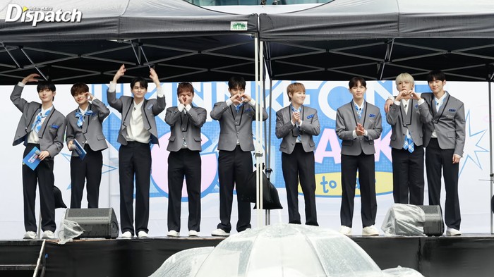 Personel Wanna One menyapa penggemar yang berkumpul di acara opening ceremony penayangan WANNA ONE GO: Back to Base di Seoul.
