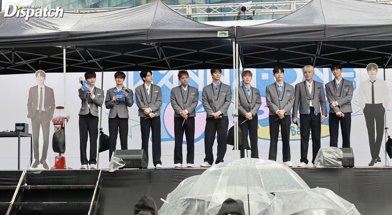 Personel Wanna One menyapa penggemar yang berkumpul di acara opening ceremony penayangan WANNA ONE GO: Back to Base di Seoul.