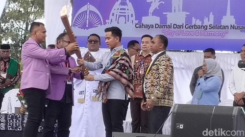 Wapres Gibran Rakabuming Raka melepas peserta Festival Pawai Paskah 2026, di Kupang, NTT, Senin (6/4/2026).