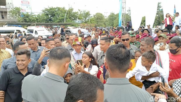Wapres Gibran Rakabuming Raka saat memikul salib di Kupang, Senin (6/4/2026). (Foto: Simon Selly/detikBali) Wapres Gibran Rakabuming Raka saat memikul salib di Kupang, Senin (6/4/2026). (Foto: Simon Selly/detikBali)