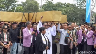 Saat Gibran Ikut Memikul Salib Paskah di Kupang