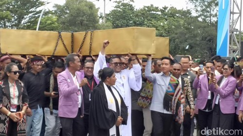 Wapres Gibran Rakabuming Raka saat memikul salib di Kupang, Senin (6/4/2026). (Foto: Simon Selly/detikBali)
