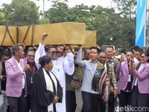 Video Gibran Ikut Pikul Salib di Pawai Paskah Kupang