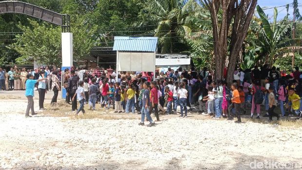 Wapres Gibran Rakabuming Raka, saat mengunjungi SD Inpres Kaniti, Desa Penfui Timur, Kecamatan Kupang Tengah, Kabupaten Kupang, NTT, Senin (6/4/2026). (Yufengki Bria/detikBali).