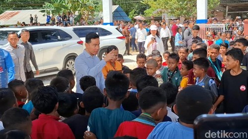 Wapres Gibran Rakabuming Raka, saat mengunjungi SD Inpres Kaniti, Desa Penfui Timur, Kecamatan Kupang Tengah, Kabupaten Kupang, NTT, Senin (6/4/2026). (Yufengki Bria/detikBali).
