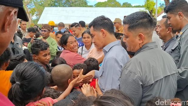 Wapres Gibran Rakabuming Raka, saat mengunjungi SD Inpres Kaniti, Desa Penfui Timur, Kecamatan Kupang Tengah, Kabupaten Kupang, NTT, Senin (6/4/2026). (Yufengki Bria/detikBali). Wapres Gibran Rakabuming Raka, saat mengunjungi SD Inpres Kaniti, Desa Penfui Timur, Kecamatan Kupang Tengah, Kabupaten Kupang, NTT, Senin (6/4/2026). (Yufengki Bria/detikBali).