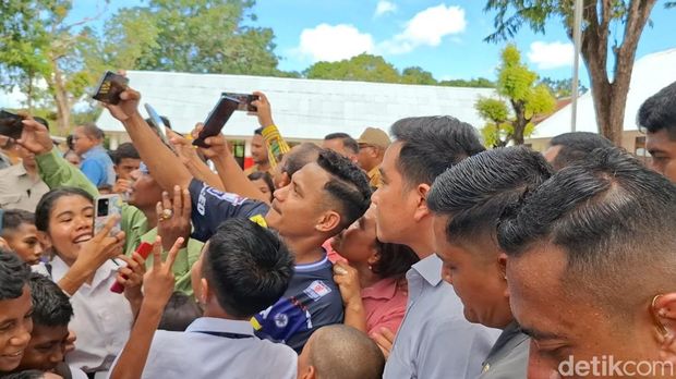 Wapres Gibran Rakabuming Raka, saat mengunjungi SD Inpres Kaniti, Desa Penfui Timur, Kecamatan Kupang Tengah, Kabupaten Kupang, NTT, Senin (6/4/2026). (Yufengki Bria/detikBali). Wapres Gibran Rakabuming Raka, saat mengunjungi SD Inpres Kaniti, Desa Penfui Timur, Kecamatan Kupang Tengah, Kabupaten Kupang, NTT, Senin (6/4/2026). (Yufengki Bria/detikBali).