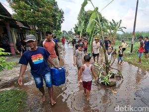 Warga Tanam Pohon Pisang-Tebar Ikan di Jalan Rusak, PUPR Nganjuk Cek