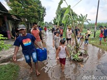 Warga Tanam Pohon Pisang-Tebar Ikan di Jalan Rusak, PUPR Nganjuk Cek