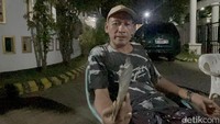 Rumahnya di Perumahan Wedoro Regency RT 04 RW 01 sendiri gentengnya jebol dan plafon runtuh akibat benda berat yang jatuh dari atas. Saat kejadian, rumah dalam kondisi kosong.