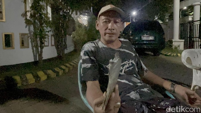 Warga Waru Sidoarjo menunjukan besi diduga material ledakan dari PT GWS