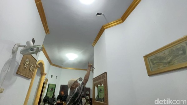 Rumah Warga Tertimpa Material Besi Usai Ledakan di Waru Sidoarjo