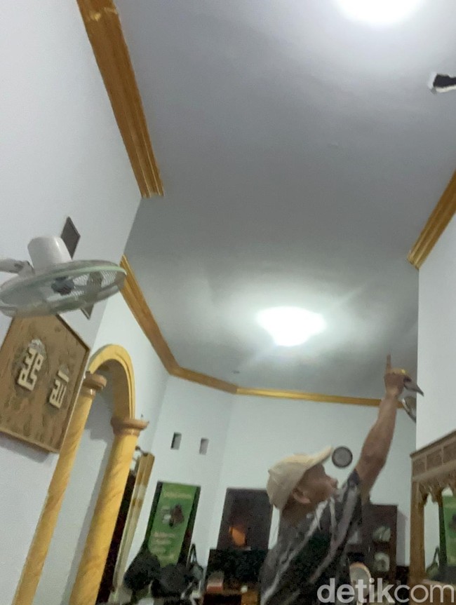 Rumah Warga Tertimpa Material Besi Usai Ledakan di Waru Sidoarjo