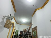 Rumah Warga Tertimpa Material Besi Usai Ledakan di Waru Sidoarjo