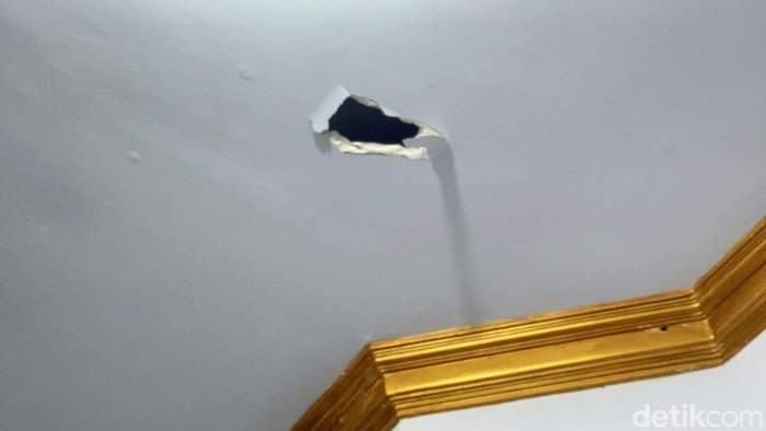 Warga Waru Sidoarjo menunjukan besi diduga material ledakan dari PT GWS