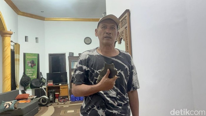 Warga Waru Sidoarjo menunjukan besi diduga material ledakan dari PT GWS