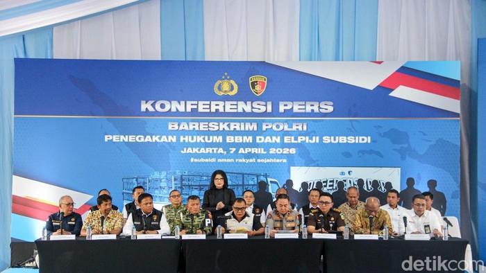 Polri membongkar 665 kasus penyalahgunaan BBM dan LPG subsidi sepanjang 2025-2026. Barang bukti hasil pengungkapan dipamerkan Dittipidter Bareskrim bersama perwakilan kementerian/lembaga di Lapangan Bhayangkara Mabes Polri, Jakarta, Selasa (7/4/2026).