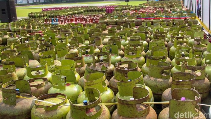 Polri membongkar 665 kasus penyalahgunaan BBM dan LPG subsidi sepanjang 2025-2026. Barang bukti hasil pengungkapan dipamerkan Dittipidter Bareskrim bersama perwakilan kementerian/lembaga di Lapangan Bhayangkara Mabes Polri, Jakarta, Selasa (7/4/2026)