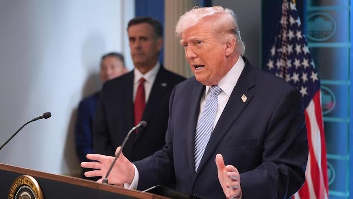 Presiden Donald Trump berbicara dengan wartawan di Ruang Konferensi Pers James Brady di Gedung Putih, (06/04) di Washington. (AP: Alex Brandon)