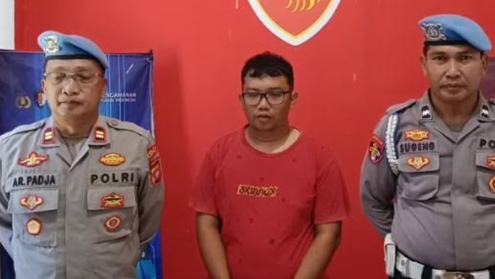 Anggota Satuan Intelkam Polres Pohuwato, Brigadir DA (tengah).