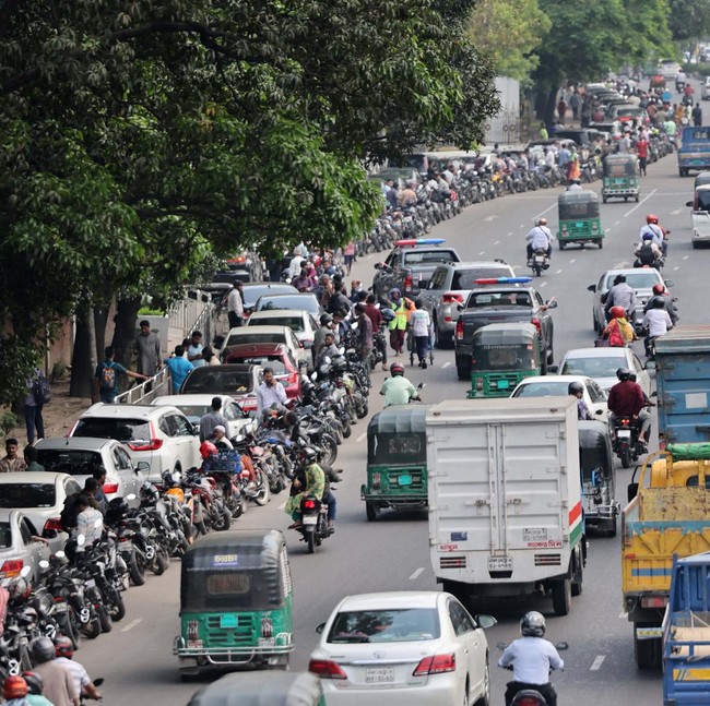 Antrean Menggila, BBM Jadi Barang Langka