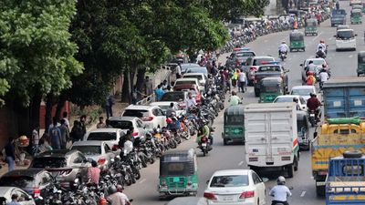 Antrean Menggila, BBM Jadi Barang Langka