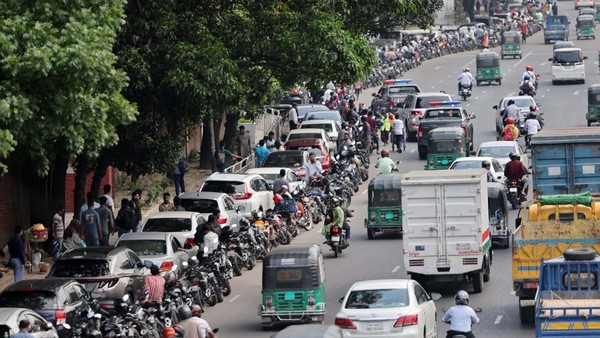 Antrean Menggila, BBM Jadi Barang Langka