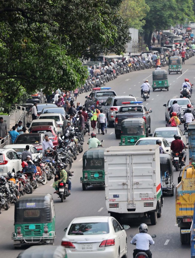 Antrean Menggila, BBM Jadi Barang Langka