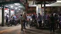 Pemerintah Bangladesh mulai menerapkan pembatasan penjualan BBM. Jam operasional SPBU juga dipersingkat untuk menghemat stok. REUTERS/Mohammad Ponir Hossain  