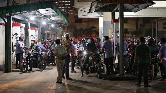 Antrean Menggila, BBM Jadi Barang Langka di Dhaka Vehicles stand in a long queue to refuel at a fuel station, as concerns grow over fuel supply amid the U.S.-Israel conflict with Iran, in Dhaka, Bangladesh, April 6, 2026. REUTERS/Mohammad Ponir Hossain REFILE - CORRECTING MONTH FROM
