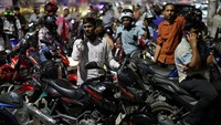 Antrean kendaraan pun mengular hingga berjam-jam. Bahkan, sejumlah pengendara tetap menunggu meski SPBU telah tutup. REUTERS/Mohammad Ponir Hossain  