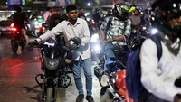 Krisis ini berdampak luas terhadap aktivitas masyarakat. Distribusi barang dan mobilitas warga ikut terganggu. REUTERS/Mohammad Ponir Hossain  