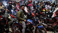 Kekhawatiran masyarakat memicu aksi panic buying di berbagai wilayah. SPBU kehabisan stok dalam waktu singkat. REUTERS/Mohammad Ponir Hossain  