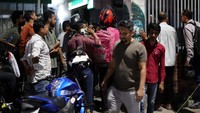 Kondisi diperparah oleh dugaan penimbunan BBM oleh oknum. Praktik ini memicu kelangkaan di pasar resmi. REUTERS/Mohammad Ponir Hossain  