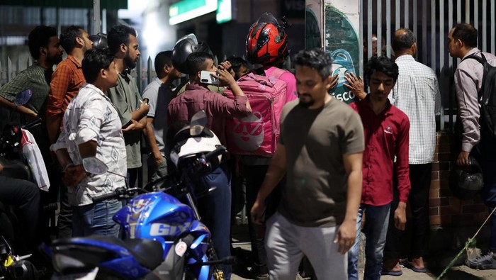 Antrean Menggila, BBM Jadi Barang Langka di Dhaka Vehicles stand in a long queue to refuel at a fuel station, as concerns grow over fuel supply amid the U.S.-Israel conflict with Iran, in Dhaka, Bangladesh, April 6, 2026. REUTERS/Mohammad Ponir Hossain REFILE - CORRECTING MONTH FROM
