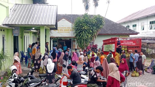 Antrean warga untuk membeli gas LPG 3 kg di Desa Karang Baru, Kecamatan Wanasaba, Lombok Timur, NTB. Selasa (7/4/2026). Foto (Sanusi Ardi W/detikBali)