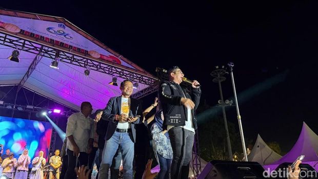 Band Ungu memeriahkan Hari Jadi Bone ke-696. Agung Pramono/detikSulsel Band Ungu memeriahkan Hari Jadi Bone ke-696. Agung Pramono/detikSulsel