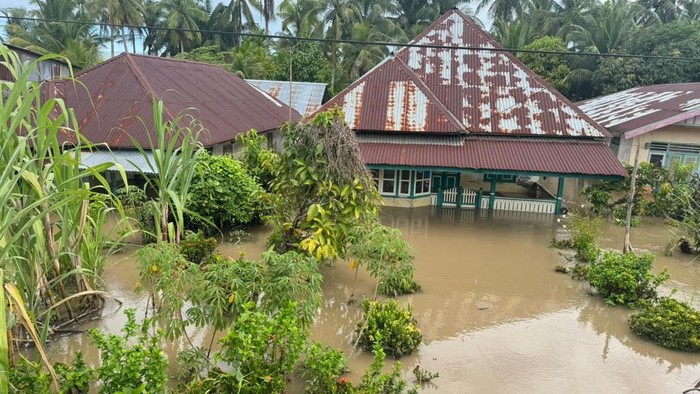 Banjir di Kota Bengkulu yang masih menggenangi rumah warga